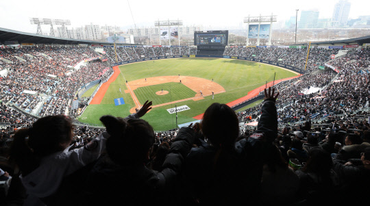 2019시즌 프로야구가 개막한 23일 서울 잠실야구장에서 관중들이 한화와 두산의 경기를 보고 있다.   연합뉴스
